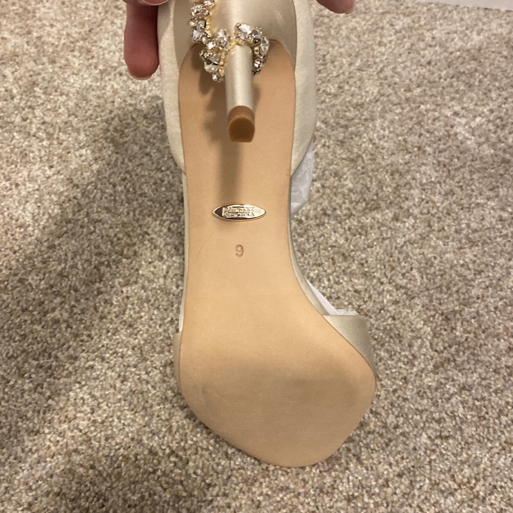 NIB stunning Badgley Mischka Vienna ivory satin shoes. Size 9. - Picture 11 of 15